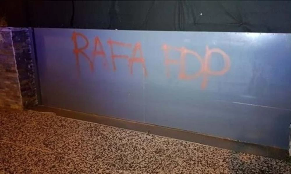 Απειλητικά μηνύματα σε σπίτια παικτών της Μπενφίκα μετά την επίθεση στο πούλμαν